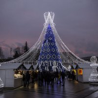 Рождественская ёлка на кафедральной площади :: Виктор (victor-afinsky)