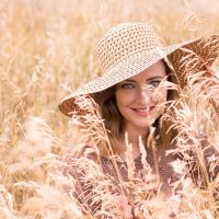 Женщина в пшенице :: Дмитрий Какоулин