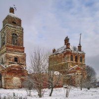 И только стая воронья.......кружит...над храмом... :: Сергей Клапишевский