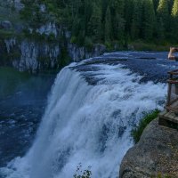 Вечером приехали к водопаду Меса Фолз (Mesa Falls), штат Айдахо :: Юрий Поляков