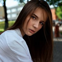 Портрет красивой девушки в белой рубашке в летнем парке Уфы :: Lenar Abdrakhmanov