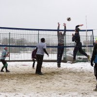 Новогодний волейбол под снегопадом, сегодня на пляже Подзеленья, на Которосли в Ярославле :: Николай Белавин