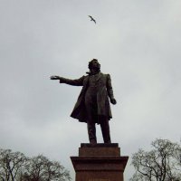 Бронзовый Пушкин - любимец птиц... :: Юрий Куликов