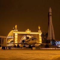 Як-42 на фоне павильона космонавтики :: Andrew 