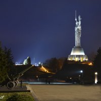 Она стоит  в любое время года и при любой погоде... :: Тамара Бедай 