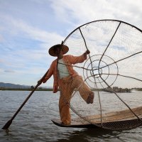 Позируйщий рыбак Мьянма :: Andrey Vaganov