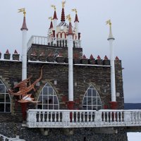 "Ласточкино гнездо", однако! В городе Сатка Челябинской области :: Зинаида Каширина