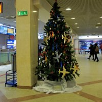 Новогодняя ёлка в аэропорту... :: Зинаида Каширина