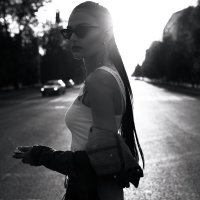 Красивая девушка в очках, белом топе и джинсовке гуляет по улицам солнечного города :: Lenar Abdrakhmanov