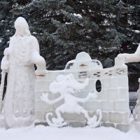 Обратите внимание на стойку, о которую опираются Дед Мороз и Снегурочка! :: Зинаида Каширина