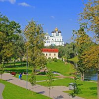 Под сенью древних куполов. Парк реки Псковы :: Евгений 