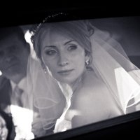 невеста в автомобиле :: Александр Черемнов