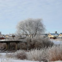 "В морозное тихое утро Танцует изящно снежок, Ложится, как белая пудра, на спящие крыши домов.. :: Татьяна Котельникова