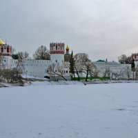 У Новодевичьего монастыря :: Андрей K.