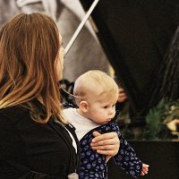Женщина, смотрящая на фонтан, за несколько секунд как заплачет ребенок на выставке Дали. :: олег свирский 