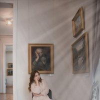 Девушка в музее #1 :: Дмитрий Коваленко
