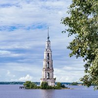 Затопленная колокольня в городе Калязин :: Вероника Куницына