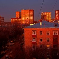 Отблески заката в городе :: Анатолий Мо Ка