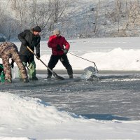 Заготовка льда на Новогодний Снежный городок. :: Александр Иванов