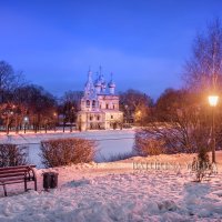 Церковь Иоанна Златоуста и скамейка :: Юлия Батурина