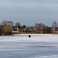 Одинокий рыбак на замёрзшем озере :: Милешкин Владимир Алексеевич 