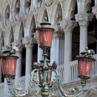 Венецианский фонарь на фоне колонн Дворца Дожей :: Елена Павлова (Смолова)