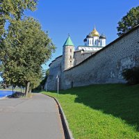 Псковский Кром. Довмонтова башня и Троицкий собор :: Евгений 