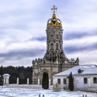 Церковь Знамения Пресвятой Богородицы в Дубровицах с 1990 г. является действующим храмом. :: Юрий Яньков