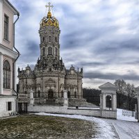 Церковь Знамения Пресвятой Богородицы в Дубровицах с 1990 г. является действующим храмом. :: Юрий Яньков