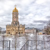 Церковь Знамения Пресвятой Богородицы в Дубровицах с 1990 г. является действующим храмом. :: Юрий Яньков