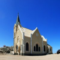 Церковь, она и в Африке церковь :: Зуев Геннадий 