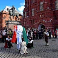 Болгарские танцы на Манежной. :: Татьяна Помогалова