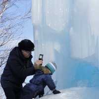 Заглянуть в окошко ледяного фонтана... :: Зинаида Каширина