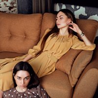 Две девушки в платьях в стариной студии на оранжевом диване :: Lenar Abdrakhmanov