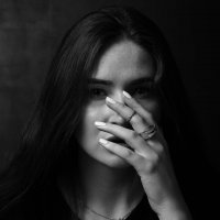 женский портрет на черном фоне :: Арзу Исрафилова
