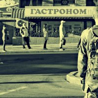 Пошёл солдат по городу... :: Сергей Порфирьев