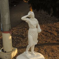 Скульптура девушки встречающей или провожающей поезда :: Александр Качалин