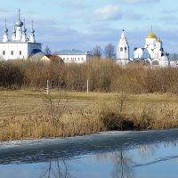 Вид на Покровский монастырь и Петропавловскую церковь :: Лидия Бусурина