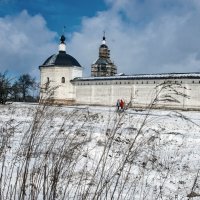 Западная стена Свенского монастыря 15 марта :: Евгений 