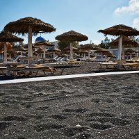 Пляж с черным песком на Санторини :: Александр Алмаев