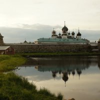 Вид на юго-восточную стену Соловецкой крепости с южного берега Святого озера :: Елена Павлова (Смолова)