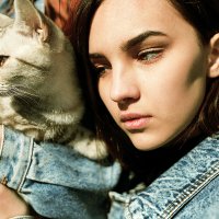 Портрет девушки в джинсовке с котенком в руке на крыше дома в солнечный день :: Lenar Abdrakhmanov