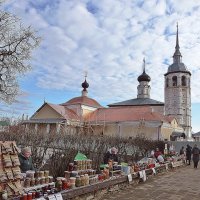 Казанская (на переднем плане) и Воскресенская с колокольней (на заднем плане) церкви в Суздале :: Лидия Бусурина