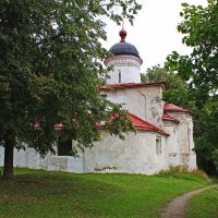 В кущах притаился. Морской храм святителя Климента Римского. Псков :: Евгений 