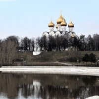 В этот день 2018года на Стрелке, в Ярославле, берега Которосли еще покрывал толстый ледовый панцирь :: Николай Белавин