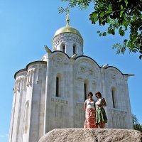 Женщины украсили собой валун перед храмом  в селе Лызлово :: Евгений Кочуров