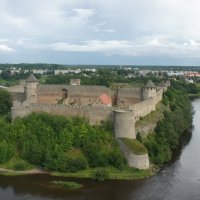 Вид со смотровой площадки замка Германа на Ивангород и Ивангородскую крепость :: Елена Павлова (Смолова)