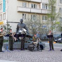 Оркестр у памятника Шостаковичу :: Вера Щукина