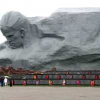 Главный монумент — изображение воина на фоне развивающегося знамени :: Елена Павлова (Смолова)