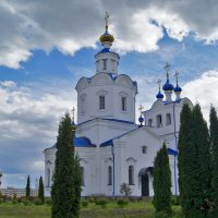 Небо над  монастырским храмом :: Елена Кирьянова